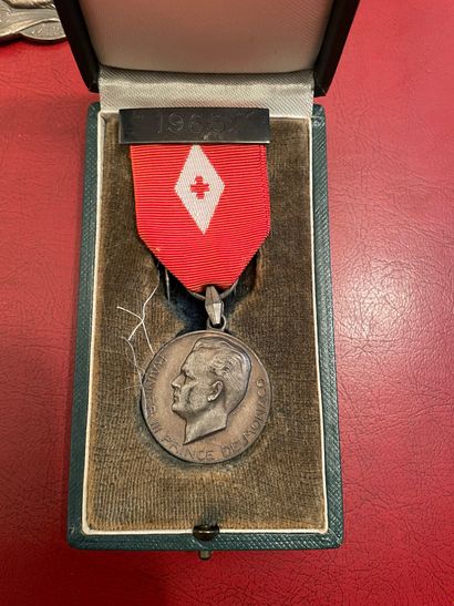 null Reconnaissance de la Croix Rouge.
Médaille en argent décernée en 1965 avec inscriptions...