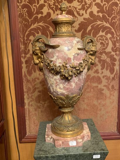 null Cassolette en marbre brèche violette ornementation de bronze ciselé et doré
Tel...