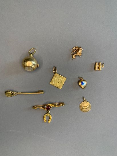 Lot in yellow gold.
It includes: two chains,...