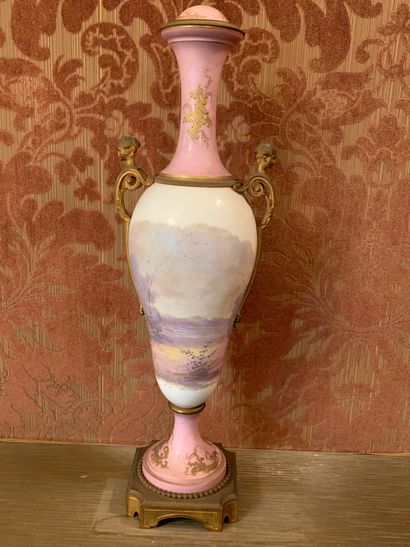 null Vase en porcelaine polychrome de forme balustre
A décor peint par V. Peccatte...