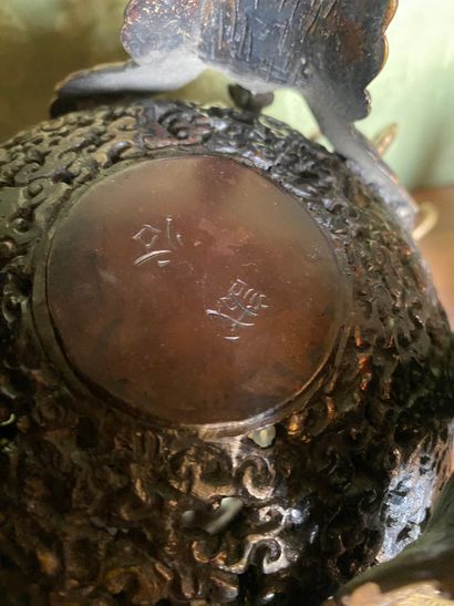 null Paire de brûle-parfums en bronze partiellement patiné et ajouré de forme ovoïde.
Piétement...