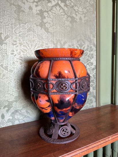 André DELATTE (1887-1953) Vase balustre en verre marmoréen soufflé orange et bleu
Dans...