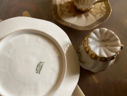 null 12 tasses à café en fine porcelaine de Limoges blanche et or à très riche décor...