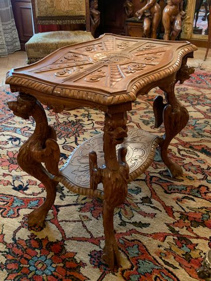 null Table à thé en bois naturel richement sculpté
Pieds à décor de griffons ailés...