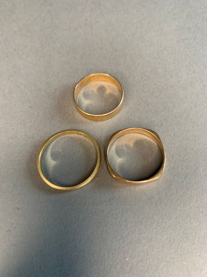 Lot of three yellow gold wedding rings.
Total...