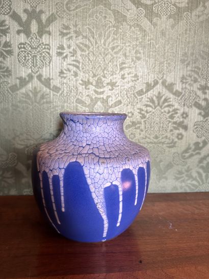null Vase en céramique bleue recouvert d'un glacis blanc à léger relief
Signature...
