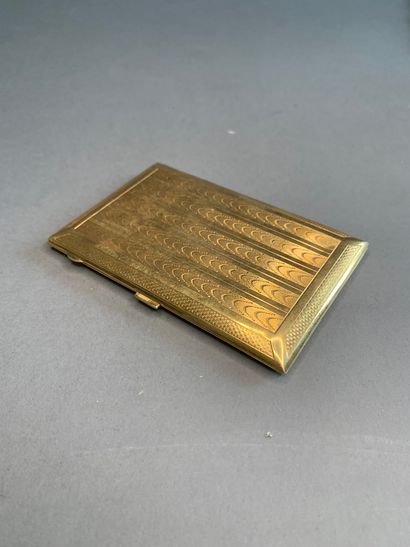 null Cigarette case in 18 K yellow gold with guilloche bands.
Weight : 124,9 g
