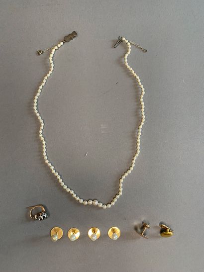 null Lot including: a fine pearl necklace
Four yellow gold collar buttons with cultured...