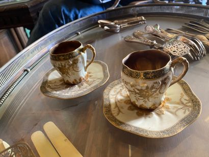 null 12 tasses à café en fine porcelaine de Limoges blanche et or à très riche décor...