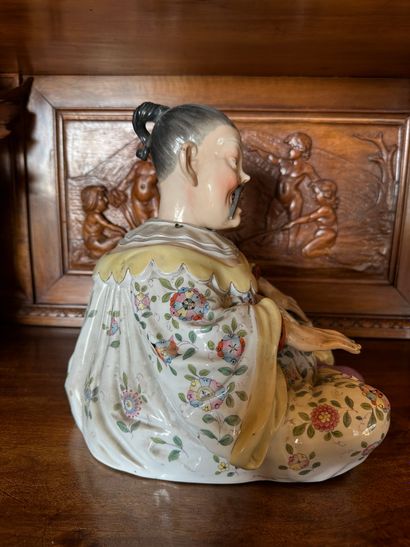 null Important magot au chinois assis articulé (tête, langue, main) en porcelaine...