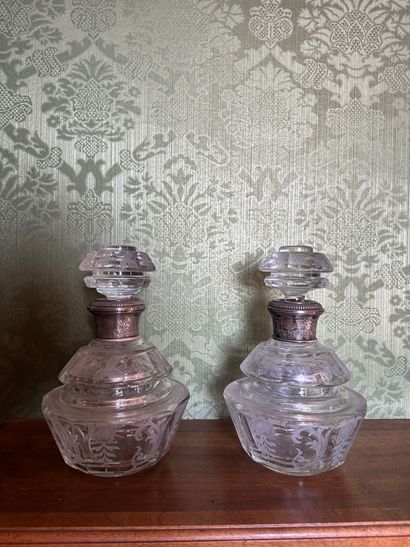 null Pair of engraved crystal decanters with cut sides, the neck in silver
End of...