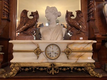 Ferdinand BARBEDIENNE (1810 - 1892) Importante horloge en albâtre
Ornementation de...
