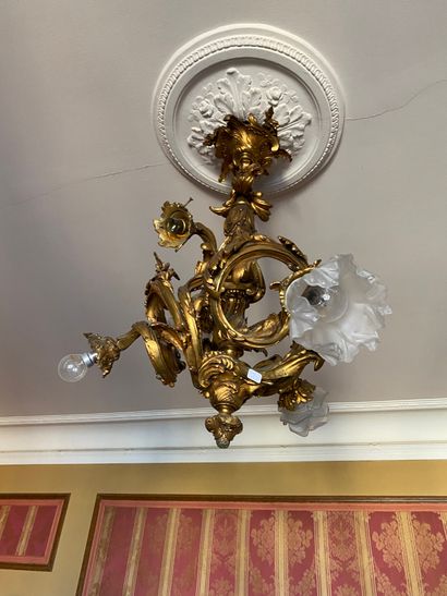 null Gilded bronze chandelier with six arms of light in leafy scroll
End of the 19th...