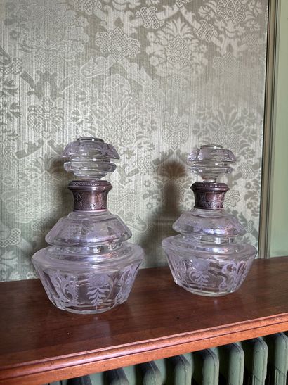 null Pair of engraved crystal decanters with cut sides, the neck in silver
End of...