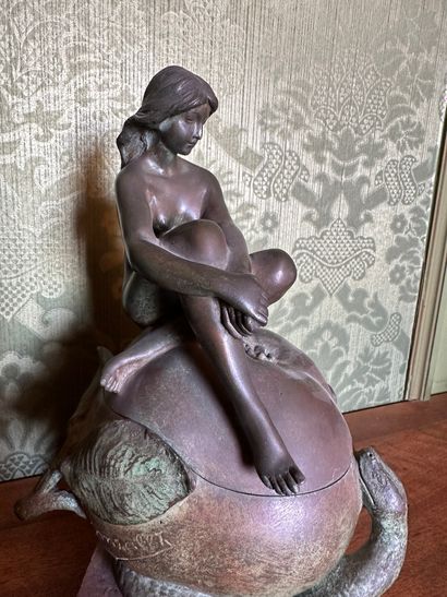 Simon GONZALES (1859 - 1919) Sculpture formant boîte en bronze à patine brun verte,...