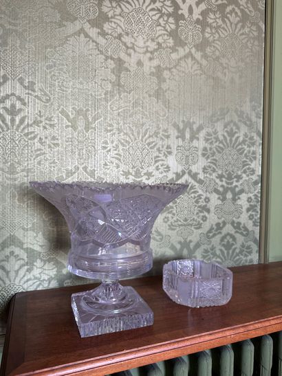 null A Medici vase in diamond-cut crystal
One joined a crystal ashtray
H. 23 cm -...
