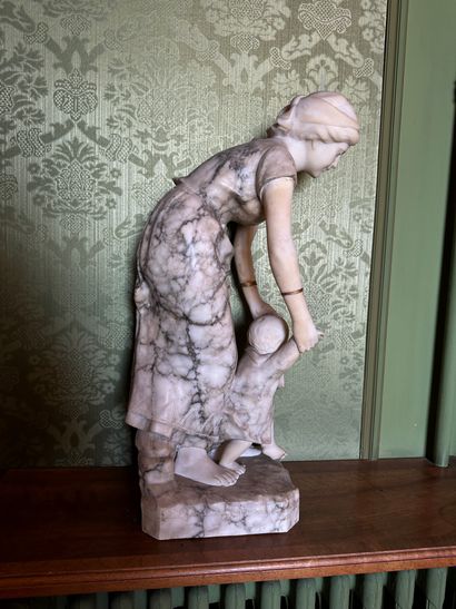 Sculpture en albâtre représentant une mère...