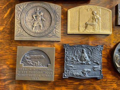 null Ensemble de 11 plaques commémoratives en bronze et bronze doré sur le thème...