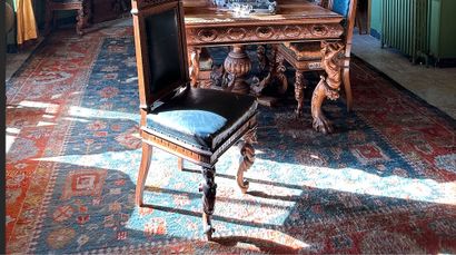 null Large carpet 
Blue background, red border 
Wool
437 x 335 cm 
Worn