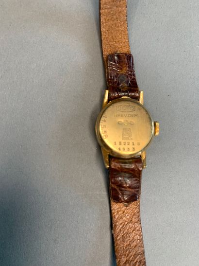 FRERES Petite montre bracelet de femme en or jaune 18 K.
Boîtier rond, cadran crème,...