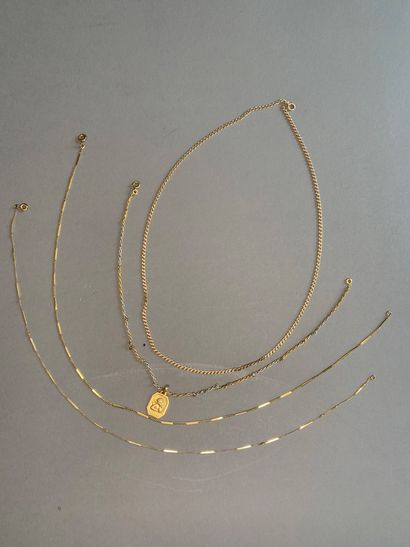 null Lot in yellow gold.
It includes: two chains, a necklace, two brooches, five...