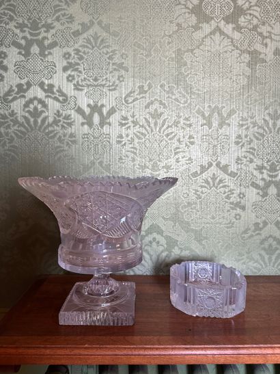 null A Medici vase in diamond-cut crystal
One joined a crystal ashtray
H. 23 cm -...