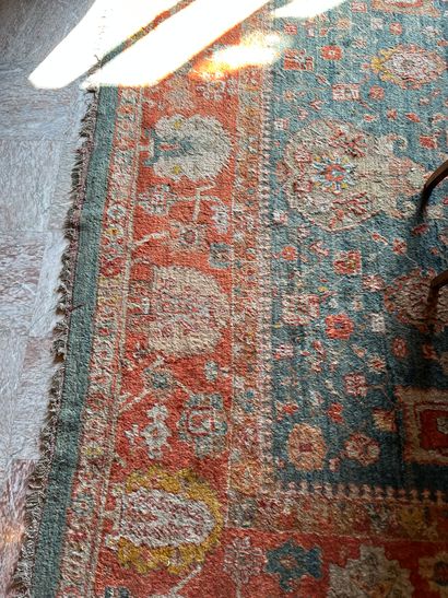 null Large carpet 
Blue background, red border 
Wool
437 x 335 cm 
Worn