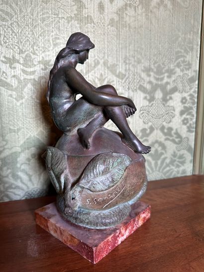 Simon GONZALES (1859 - 1919) Sculpture formant boîte en bronze à patine brun verte,...