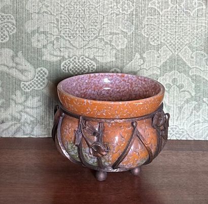 null Vase en verre marmoréen soufflé dans une monture de fer à décor d'arums
H. 10...