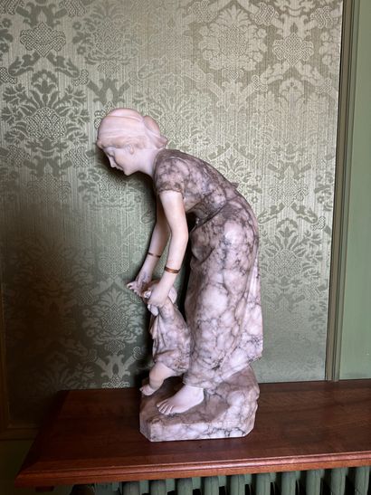 null Sculpture en albâtre représentant une mère tenant un enfant par les mains.
Base...
