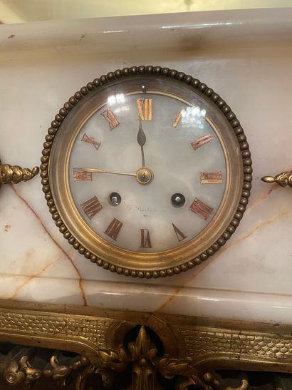 Ferdinand BARBEDIENNE (1810 - 1892) Importante horloge en albâtre
Ornementation de...