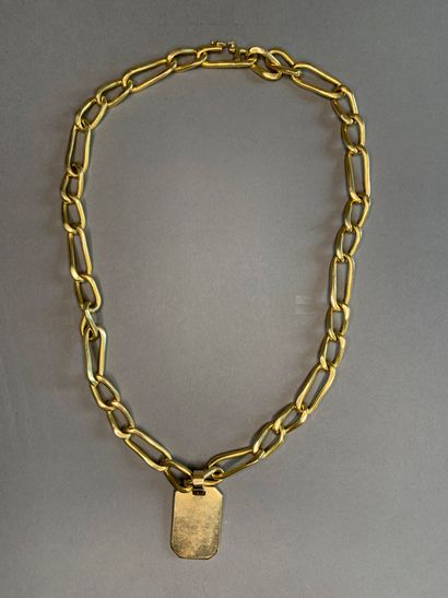 null Yellow gold necklace, curb chain holding a rectangular medallion.
Total weight...