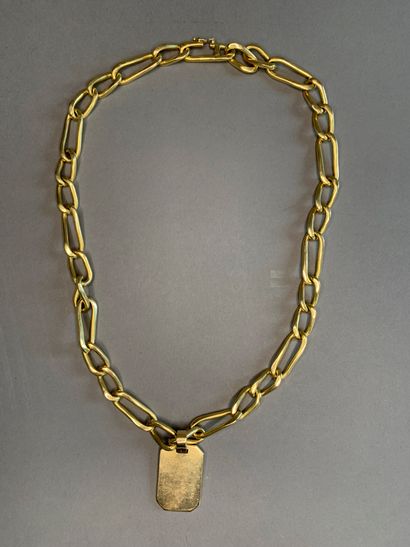 null Collier en or jaune, maille gourmette retenant un médaillon rectangulaire.
Poids...