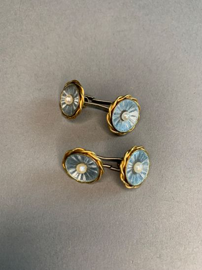 null Lot of four pairs of cufflinks in yellow and white gold.
Several decorations,...