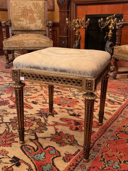 null Tabouret en bois sculpté et doré, reposant sur des pieds fuselés
Style Louis...