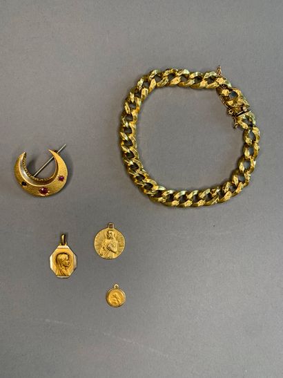 null Lot in yellow gold.
It includes: a hollow gourmet bracelet, a moon brooch, three...