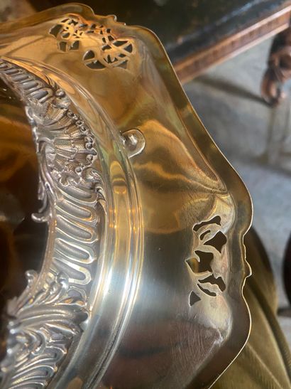 Paire de coupes Pair of silver bowls/presenters on pedestal, with a contour edge...