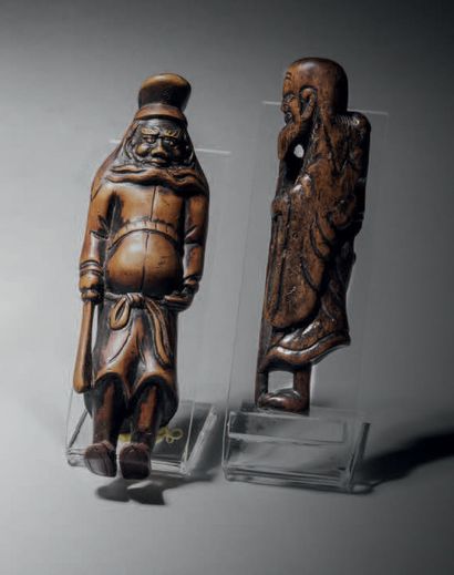 JAPON - Milieu Epoque EDO (1603-1868) Deux netsuke en bois, Shoki debout tenant son...