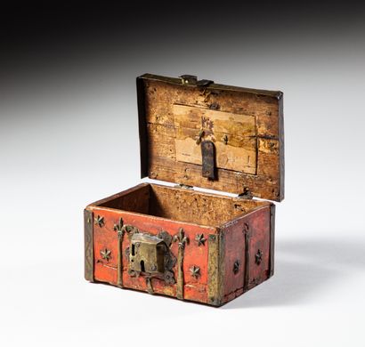 null Wooden case covered with red painted gesso, fleurdelisé hinges and brass stars,...