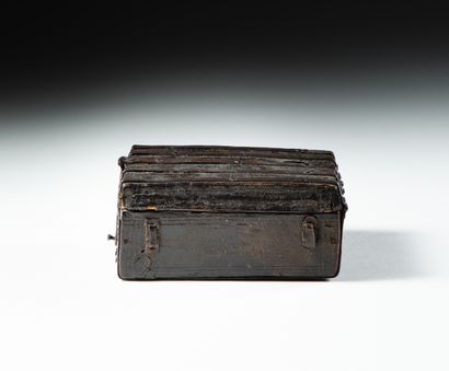 null Small wooden messenger box covered with engraved leather, wrought iron hinges,...