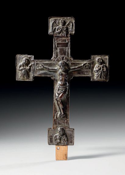 null Croix processionnelle en cuivre repoussé. Christ en croix entouré de saint Jean...