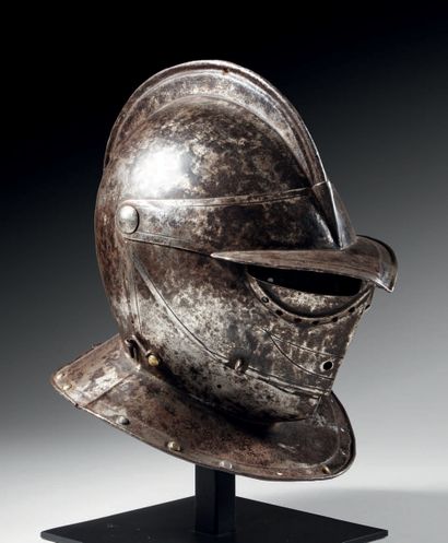 null Iron armor with forged stamp in two parts joined by a crest, visor, sight ventaille,...