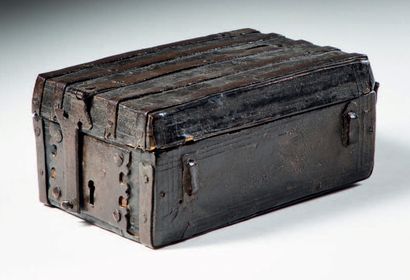 null Small wooden messenger box covered with engraved leather, wrought iron hinges,...