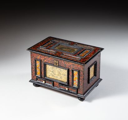 null Wooden box painted in imitation of tortoiseshell and amelierung glass plates...