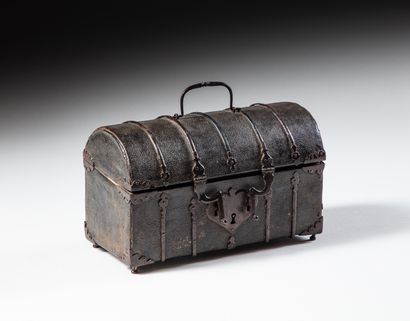 null Small box with curved lid, wooden core covered with chagrin leather, iron hinges,...
