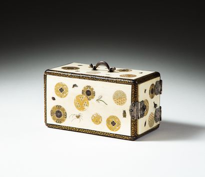 JAPON - Epoque MEIJI (1868-1912) Small box opening with two drawers in ivory decorated...