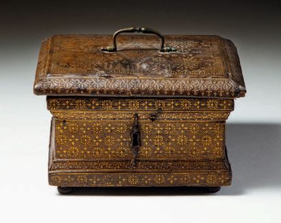 null Wooden case covered with gilded leather decorated with fine rosettes, fleur-de-lis...