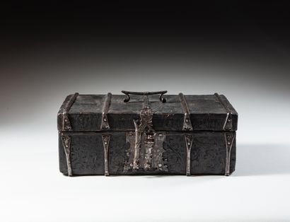 null Large wooden case covered with chiseled leather, hinges, hasp lock and cut plate,...