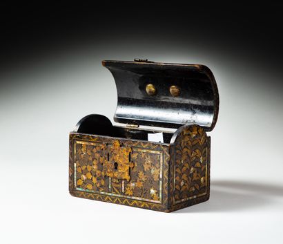 null Namban box in black and gold lacquered wood and mother-of-pearl inlays. Decorated...