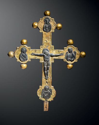null Croix processionnelle à âme en bois recouvert de cuivre doré et de figures d'applique...